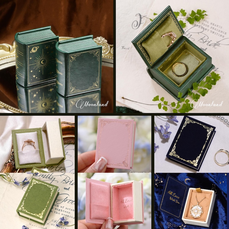 K&ouml;nnte beinhalten: Eine Sammlung kleiner buchf&ouml;rmiger Schmuckk&auml;stchen in verschiedenen Farben wie Gr&uuml;n, Rosa und Dunkelblau. Diese K&auml;stchen verf&uuml;gen &uuml;ber Goldfolienverzierungen, mit Samt ausgekleidete Innenr&auml;ume und enthalten teilweise Schmuckst&uuml;cke.