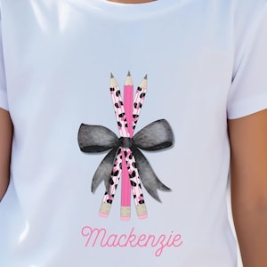 Zurück zu PNG Schule Aquarell Deaign mit Geparden-Muster Bleistift Clipart mit Bögen, Lehrer-Designs für Sublimations-Shirts