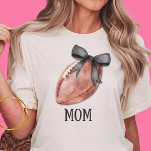Coquette Football PNG, trendy Game Day-shirtontwerp, gepersonaliseerde clipartstrik, aanpasbare sportafbeelding voor sublimatie, afdrukbare kunst