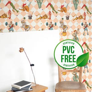 Può includere: Un tavolino in legno a tre gambe sorregge una pila di libri e un vaso trasparente con un fiore secco. Una sedia di legno è accanto al tavolo. Lo sfondo presenta una carta da parati a tema circo con illustrazioni colorate e il testo "CERTIFIED PVC FREE".