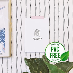 Carta da parati autoadesiva con pennellate verticali / Linee verticali dipinte a mano in bianco e nero – Tessuto senza PVC e inchiostri ecologici