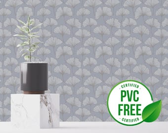 Könnte beinhalten: Eine hellblaue Tapete mit einem weißen Ginkgoblatt-Muster. Eine Topfpflanze steht auf einem weißen Marmorsockel. Ein grünes Blatt und ein weißer Kreis mit dem Text "CERTIFIED PVC FREE CERTIFIED" befinden sich in der unteren rechten Ecke des Bildes.