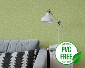 Könnte beinhalten: Eine grüne Tapete mit einem weißen Kreis-Muster. Im Vordergrund befindet sich eine graue Couch mit einem schwarz-weißen Kissen. Eine weiße Lampe mit goldener Basis steht auf einem weißen Tisch. Ein grüner und weißer Aufkleber mit dem Text "CERTIFIED PVC FREE CERTIFIED" befindet sich auf dem Tisch.