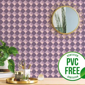 Peut inclure: Papier peint à motifs géométriques violets et roses avec un miroir rond doré et une plante en pot sur une table en bois. Le papier peint porte une étiquette "Certified PVC Free".
