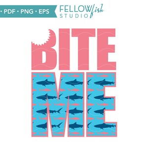 K&ouml;nnte beinhalten: Rosaer Text, der "Bite Me" lautet, mit einer Haiflosse und Z&auml;hnen auf dem "B". Das "Me" ist mit einem Muster aus blauen Haien gef&uuml;llt, die in blauem Wasser schwimmen.
