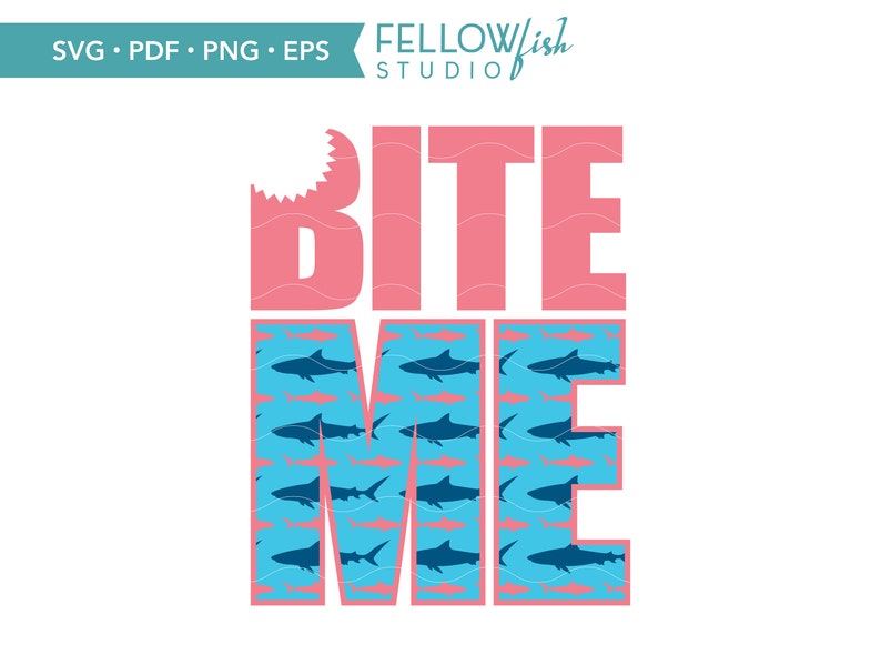 K&ouml;nnte beinhalten: Rosaer Text, der "Bite Me" lautet, mit einer Haiflosse und Z&auml;hnen auf dem "B". Das "Me" ist mit einem Muster aus blauen Haien gef&uuml;llt, die in blauem Wasser schwimmen.