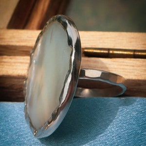 Großer 30 mm Natürlicher Perlmuttring aus 925er Silber, gehämmertes Band, Jahrestag, Verlobung, Hochzeit