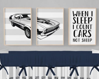 Conjunto de 3 pôsteres com tema de carros para quarto de bebê, incluindo pôsteres para quarto de menino, decoração clássica com carros e arte para quarto de bebê.