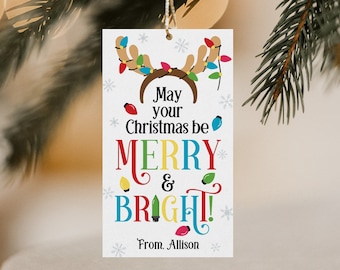 Puede incluir: Etiqueta de regalo de Navidad blanca con una diadema de reno con luces de colores. La etiqueta dice "May your Christmas be Merry & Bright!" y "From, Allison".