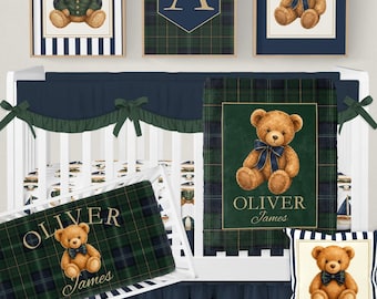 Op de afbeelding: Een babybedset met een donkergroen en marineblauw ruitpatroon en illustraties van teddyberen. De set bevat een wiegdeken, een bedrok en een sierkussen, allemaal gepersonaliseerd met de naam Oliver James in goudkleurige letters op de stof.