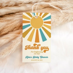 Plantilla editable de etiqueta de regalo con diseño de sol retro, regalos para baby shower con diseño de sol, etiqueta de agradecimiento para baby shower imprimible, aquí viene el hijo para baby shower RSB1