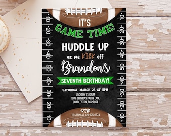 Peut inclure: Une invitation de fête d'anniversaire sur le thème du football américain, en noir et vert, avec un graphique de ballon de football brun et le texte "C'est l'heure du jeu ! Rassemblez-vous pour le coup d'envoi du 7e anniversaire de Brandon !" L'invitation comprend la date, l'heure, le lieu et les informations RSVP.