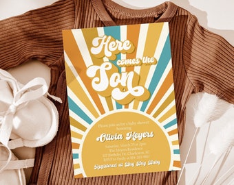 Può includere: Un invito a una festa di benvenuto per un bambino con un design retrò a raggi di sole in tonalità di giallo, arancione, blu e verde. Il testo recita "Here comes the Son!" e include il nome Olivia Meyers, la data, l'ora e il luogo dell'evento. L'invito include anche il testo "Registered at Buy Buy Baby".