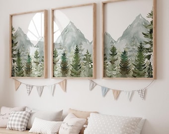 Op de afbeelding: Een lichte houten bank met een wit, grijs en bruin gepatroneerd kussen. De bank heeft zes opbergbakken met witte, grijze en bruine deksels. Drie ingelijste aquarellen van bergen en bomen hangen aan de wand boven de bank. Een geweven giraffenfiguur staat links van de bank.