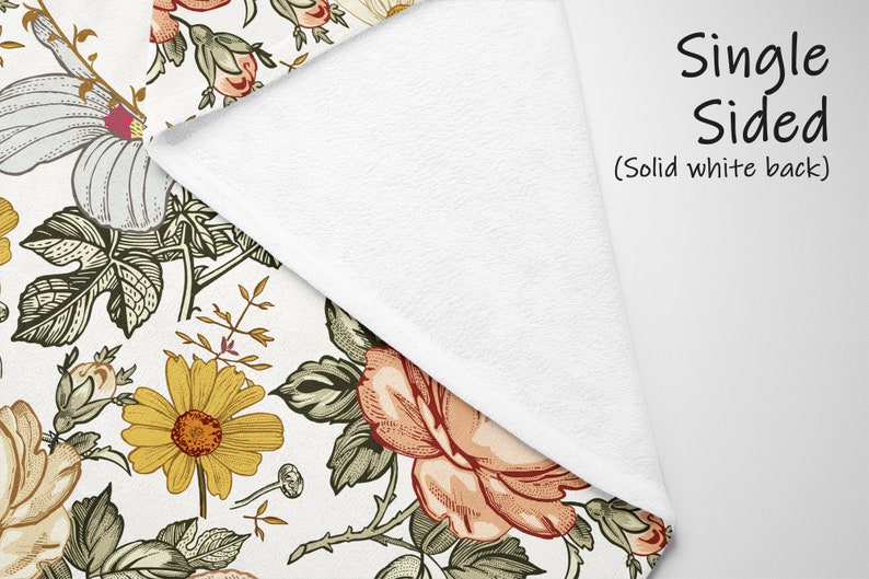 Op de afbeelding: Een wit fleece deken met een bloemenpatroon met gele, rode en groene bloemen. De achterkant van het deken is effen wit. De tekst "Single Sided (Solid white back)" is op het deken gedrukt.