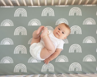 Grönt boho spjälsänglakan, boho spjälsängssängkläder, neutrala spjälsängssängkläder, boho barnrum regnbågsfärgade babysängkläder, regnbågsfärgade spjälsängslakan pojke, spjälsängslakan flicka