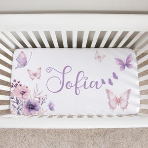 Personalisierte Krippe Mädchen, Schmetterling Krippe Bettwäsche, Mini Krippe Bettwäsche, Schmetterling Kinderzimmer, Rosa und Lila Krippe Bettwäsche, Baby Mädchen Bettwäsche