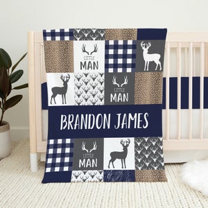 Couverture personnalisée Woodland pour bébé, couverture pour bébé garçon bleu marine, couverture prénom pour bébé, literie pour lit de bébé Woodland, cadeau baby shower, couverture pour bébé cerf
