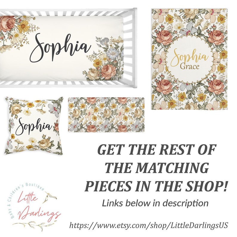 Op de afbeelding: Een bloemen wiegbeddengoedset met een witte achtergrond en een geel, oranje en roze bloemenpatroon. De set bevat een wieglaken, een kussen en een deken. Het wieglaken heeft de naam "Sophia" erop gedrukt. De deken heeft de naam "Sophia Grace" erop gedrukt. Het kussen heeft de naam "Sophia" erop gedrukt. De set is gemaakt door Little Darlings.