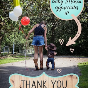 Może przedstawiać: Kobieta i dziecko w kowbojskich kapeluszach idą ścieżką z balonami. Tekst "Sweet baby Mason appreciates it!" znajduje się w dymku nad nimi. Drewniany znak z tekstem "THANK YOU for supporting us!" znajduje się na pierwszym planie.