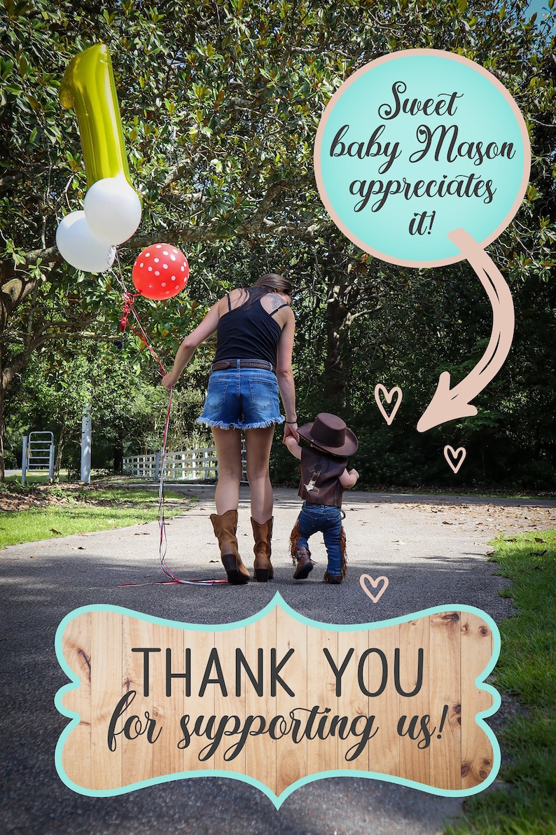 Może przedstawiać: Kobieta i dziecko w kowbojskich kapeluszach idą ścieżką z balonami. Tekst "Sweet baby Mason appreciates it!" znajduje się w dymku nad nimi. Drewniany znak z tekstem "THANK YOU for supporting us!" znajduje się na pierwszym planie.