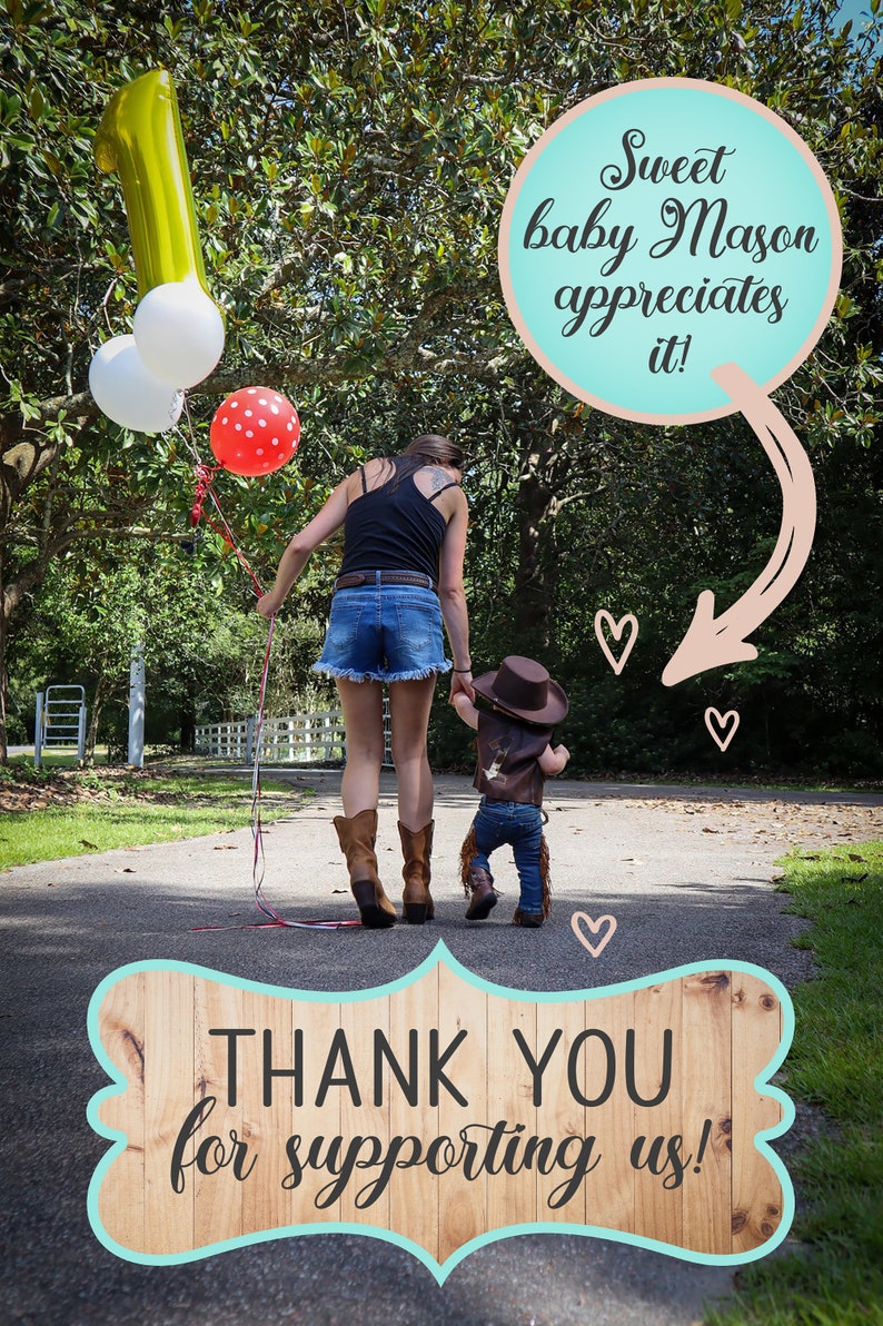 Op de afbeelding: Een vrouw en een kind in cowboyhoeden lopen over een pad met ballonnen. De tekst "Sweet baby Mason appreciates it!" staat in een spreekballon boven hen. Een houten bord met de tekst "THANK YOU for supporting us!" staat op de voorgrond.