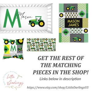 Pu&ograve; includere: Un set di biancheria da letto per culla per bambini a tema trattore verde e giallo con una trapunta patchwork, un cuscino e un lenzuolo per culla. La trapunta presenta un trattore verde, pois gialli e verdi e un cartello giallo con il testo "MASON JAMES". Il cuscino presenta un trattore verde, pois gialli e verdi e un cartello giallo con il testo "M Mason". Il lenzuolo per culla presenta un trattore verde e il testo "Mason".