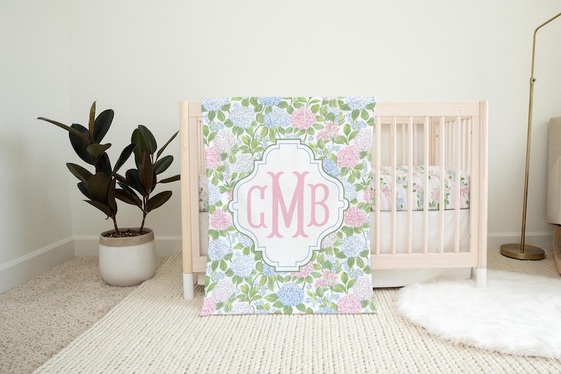 Manta personalizada de hortensias, manta floral personalizada para bebé, ropa de cuna floral azul y rosa para niña, manta con monograma para bebé, estilo preppy para la habitación del bebé imagen 1