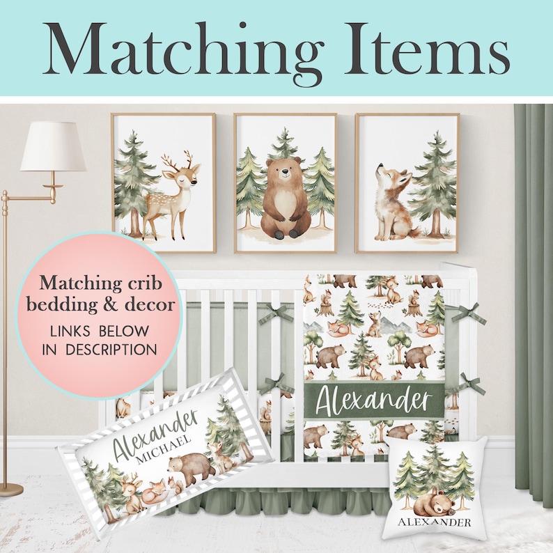Op de afbeelding: Een kinderkamer set met een bos thema. De set bevat ingelijste kunst met illustraties van herten, beren en vossen, beddengoed, een kussen en een wieg bumper. De tekst "Matching Items" en "Alexander" zijn zichtbaar.