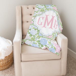 Manta personalizada de hortensias, manta floral personalizada para bebé, ropa de cuna floral azul y rosa para niña, manta con monograma para bebé, estilo preppy para la habitación del bebé imagen 2