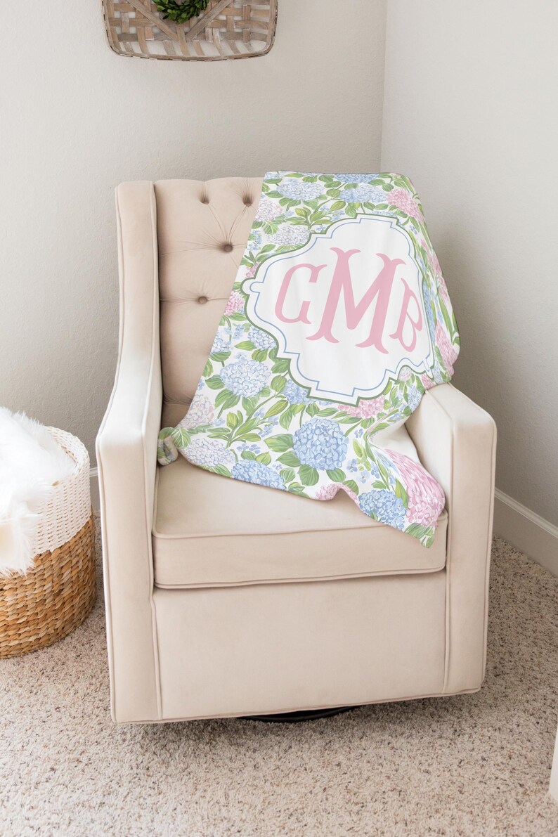 Manta personalizada de hortensias, manta floral personalizada para bebé, ropa de cuna floral azul y rosa para niña, manta con monograma para bebé, estilo preppy para la habitación del bebé imagen 2