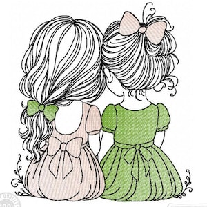 Puede incluir: Diseño bordado de dos niñas, vistas de espaldas, con pelo largo y lazos. Una niña lleva un vestido rosa con lazo, la otra un vestido verde. El diseño incluye detalles florales y un sello de "Best Quality".