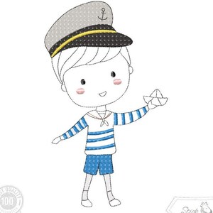 Könnte beinhalten: Eine Cartoon-Illustration eines Jungen, der als Seemann verkleidet ist und ein Papierboot hält. Er trägt ein blau-weiß gestreiftes Hemd, blaue Shorts mit weißen Punkten und eine Matrosenmütze mit Anker.