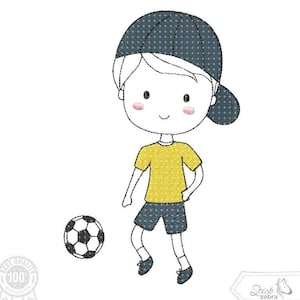 Könnte beinhalten: Eine Cartoon-Illustration eines Jungen, der eine blaue und weiß gepunktete Baseballkappe, ein gelbes Hemd, blaue Shorts und schwarze Schuhe trägt. Er tritt einen schwarz-weißen Fußball.