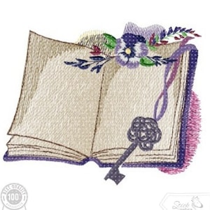 Könnte beinhalten: Eine gestickte Vorlage für ein offenes Buch mit einem violetten Band als Lesezeichen und einem Schlüssel. Das Buch ist mit violetten Blumen und grünen Blättern verziert. Die Vorlage ist perfekt für Stickprojekte.