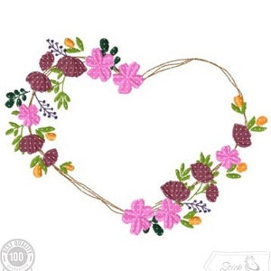 Könnte beinhalten: Ein herzförmiger Kranz aus braunem Garn mit rosa und violetten Blumen, grünen Blättern und orangefarbenen Beeren. Der Kranz befindet sich auf einem weißen Hintergrund.