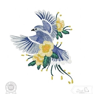 Könnte beinhalten: Stickerei mit einem blauen Vogel und gelben Blumen. Der Vogel fliegt mit ausgebreiteten Flügeln. Die Blumen blühen und haben grüne Blätter.