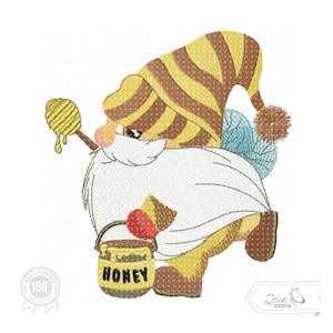 Puede incluir: Un gnomo de dibujos animados con un sombrero a rayas y una barba blanca sostiene un cubo de miel y un cucharón de miel. El cubo es amarillo con la palabra "HONEY" impresa en él. El gnomo lleva un sombrero a rayas marrón y amarillo y una bufanda azul y blanca.