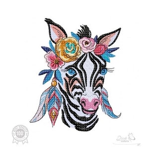 Könnte beinhalten: Ein schwarz-weißes Zebra mit einer rosa Nase und blauen Augen. Das Zebra trägt eine Blumenkrone mit rosa, gelben und blauen Blumen. Das Zebra hat auch zwei blaue und weiße Federn an jeder Seite seines Kopfes.