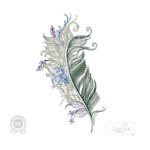 Könnte beinhalten: Eine grüne Feder mit einem detaillierten Design, umgeben von einem floralen Muster in Blautönen, Lila und Beige. Die Feder ist ein dekoratives Element für Stickprojekte.