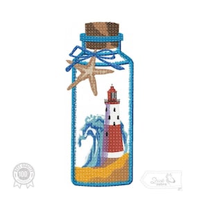 Könnte beinhalten: Eine blaue Glasflasche mit einem Korkverschluss enthält einen Miniatur-Leuchtturm, eine Welle und einen Seestern auf einem Sandstrand. Die Flasche hat ein blaues Band um den Korken gebunden.