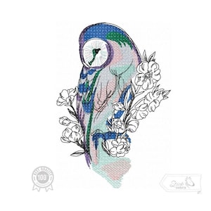 Könnte beinhalten: Eine farbenfrohe, stilisierte Illustration einer Eule mit blauen, grünen und rosa Federn, die auf einem Ast mit weißen Blüten sitzt. Die Augen der Eule sind groß und schwarz, und ihr Schnabel ist klein und spitz. Das Bild ist von einem weißen Hintergrund umgeben.