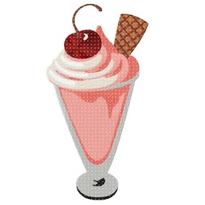 Puede incluir: Un batido rosa con nata montada y una cereza en la parte superior, servido en un vaso con un cono de barquillo que sobresale de la parte superior.