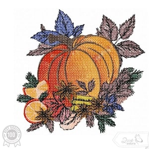 Könnte beinhalten: Stickerei mit einer großen orangefarbenen Kürbis mit grünen Blättern, umgeben von kleineren orangefarbenen und gelben Zitrusfrüchten, Zimtstangen und Sternanis. Das Design ist im Herbstthema gehalten.