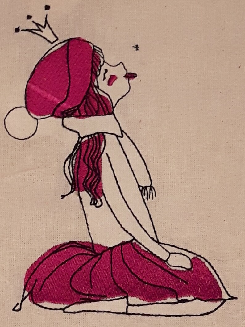 以下が含まれることがあります： ピンクの帽子、白いセーター、ピンクのスカートを着た女の子の刺繍イラスト。彼女は頭を後ろに傾け、口を開けてひざまずいています。
