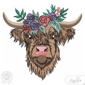 Könnte beinhalten: Stickdatei einer Highland-Kuh mit einer Blumenkrone. Die Kuh hat braunes Fell, eine rosa Nase und große braune Augen. Die Blumen in der Krone sind rosa, lila und blau.