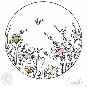 Könnte beinhalten: Ein kreisförmiges Stickmuster mit schwarzer Linienzeichnung einer Wiese mit Blumen, einer kleinen Maus, einem Hasen und einem fliegenden Insekt. Die Blumen haben hellgrüne, blaue, gelbe und rosa Akzente auf einem weißen Hintergrund.