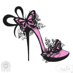 Peut inclure: Une chaussure à talon haut rose avec un nœud noir et deux papillons sur le côté. Les papillons sont roses et noirs.