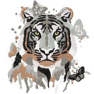 Könnte beinhalten: Ein grauer und schwarzer Tigerkopf mit gelben Augen, umgeben von einem aquarellartigen Design aus grauen, braunen und weißen Farbspritzern.  Schmetterlinge in verschiedenen Farben sind um den Tigerkopf herum verstreut.
