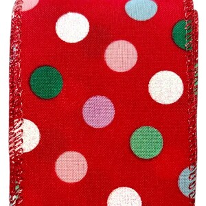 Puede incluir: Cinta roja brillante con un patrón repetido de lunares blancos, verdes, celeste y rosas. Los bordes de la cinta están acabados con un borde cosido decorativo, ideal para manualidades y envolver regalos. La cinta mide unos 2.5 cm de ancho.